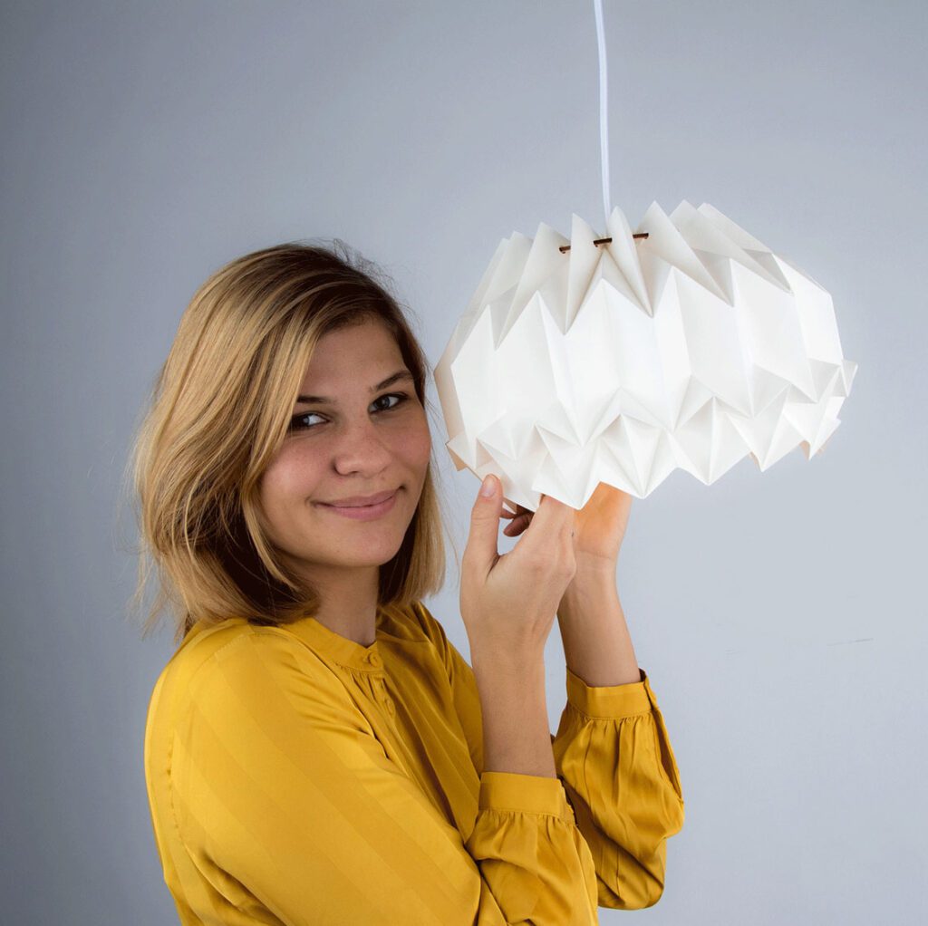 Caroline Bjørn med designlampe i hvidt moderne design