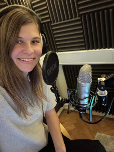 Caroline Bjørn i lydstudie under optagelse af podcasten Bag om marketing